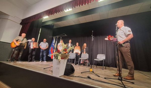 Večer partizanskih in domoljubnih pesmi v Pišecah napolnil dvorano